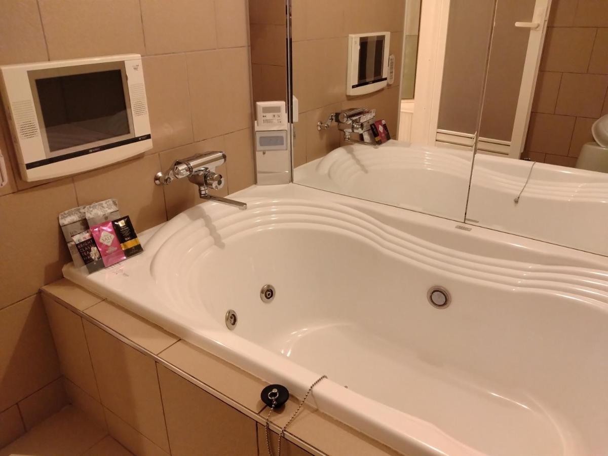 ホテル ベニ ウエスト 大人専用 Осака Экстерьер фото